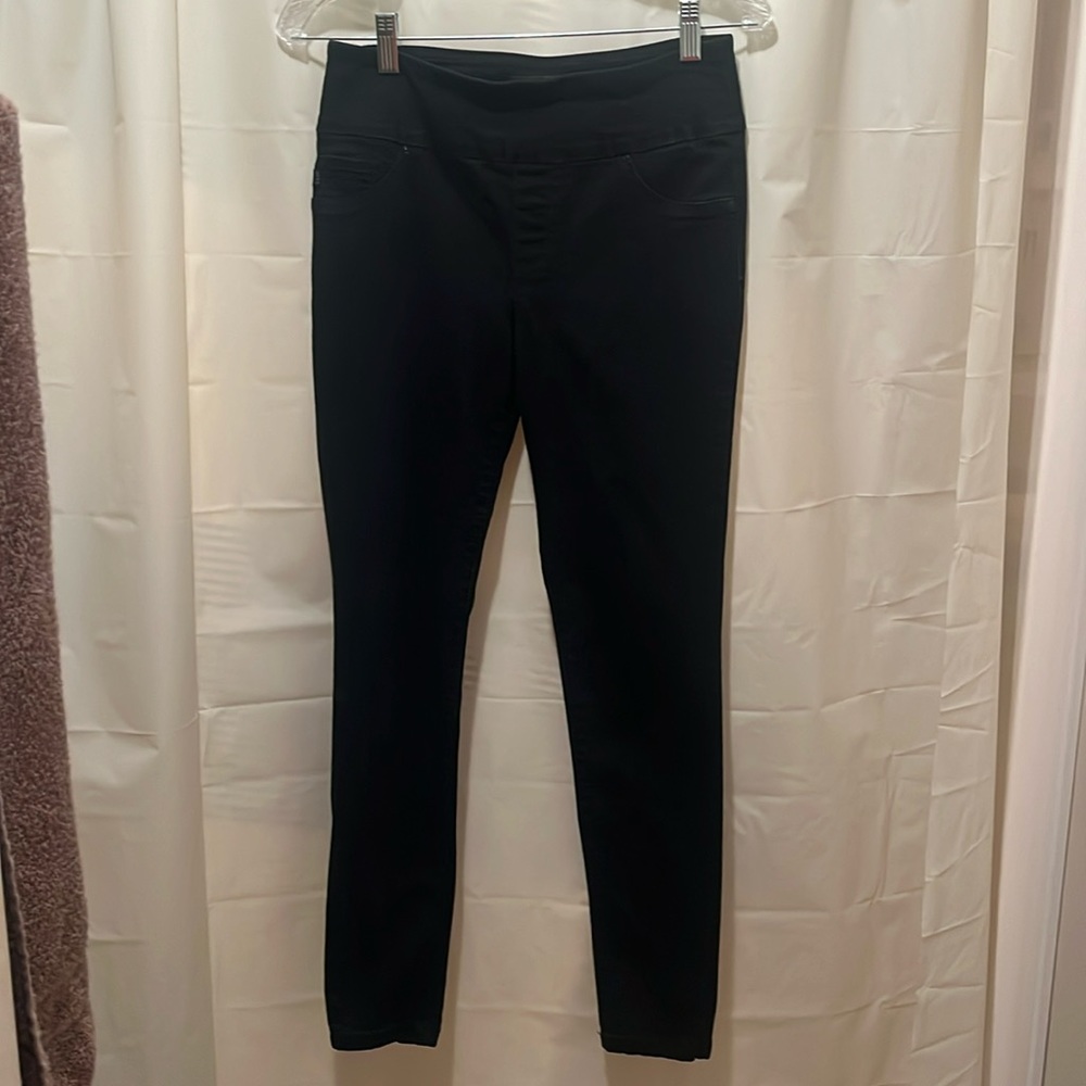 Lee slim fit skinny leg sculpting black jeans. Size 4. Make me an offer!